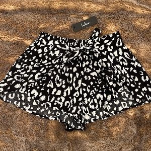Lulu’s, Size Small black and white leopard print tie front shorts